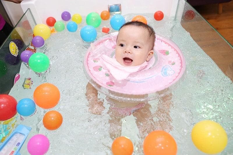 NHỮNG LỢI ÍCH KHI CHO BÉ BƠI THỦY LIỆU TỪ 4 THÁNG TUỔI