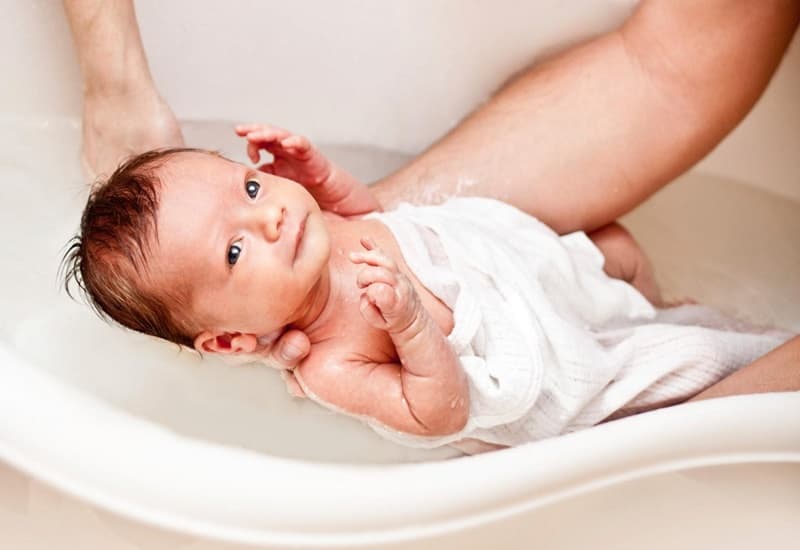 HƯỚNG DẪN TẮM BÉ SAU SINH TẠI NHÀ AN TOÀN VÀ DỄ DÀNG
